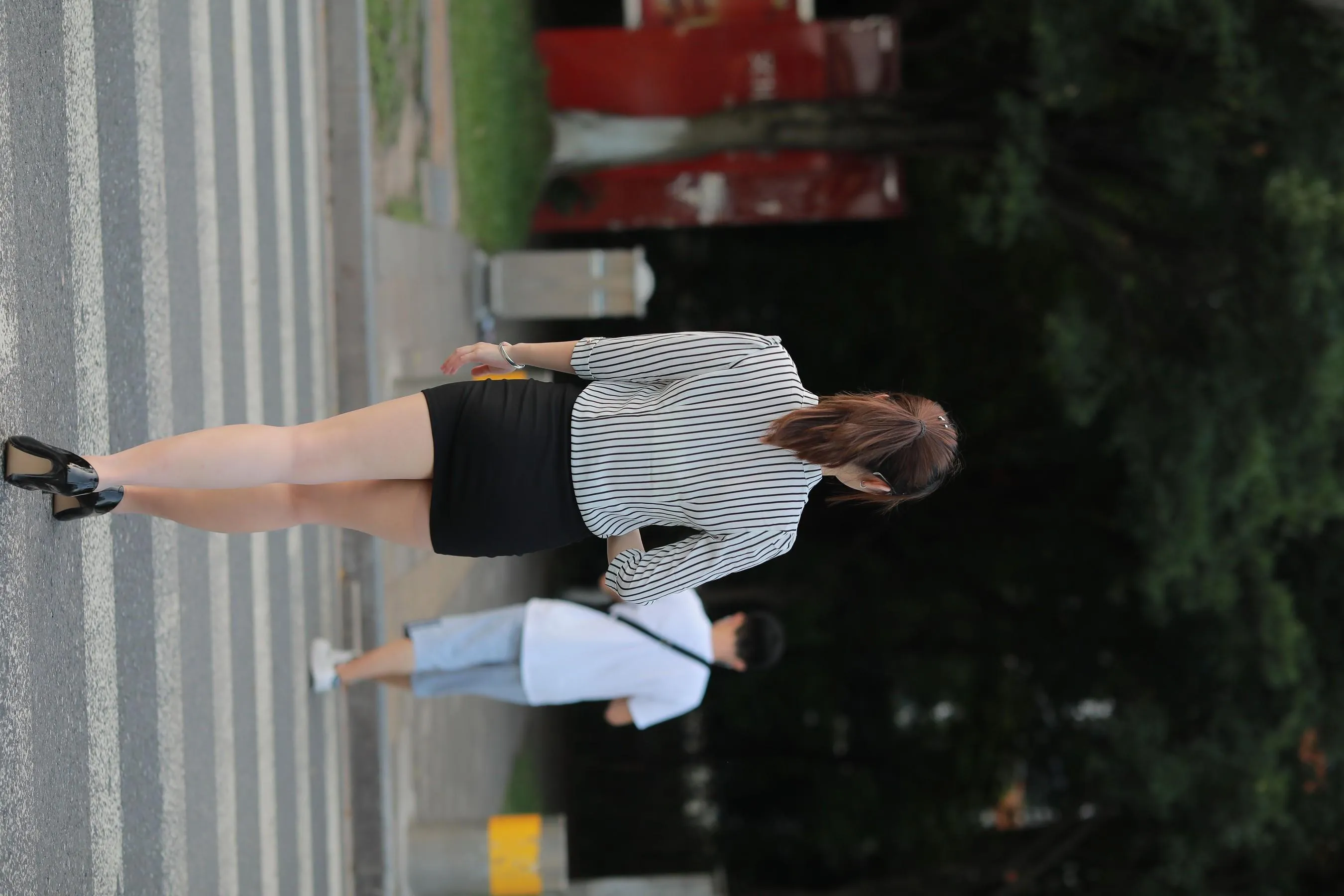 [魔镜街拍] NO.020 制服包臀裙小姐姐1 户外 [213P]插图6
